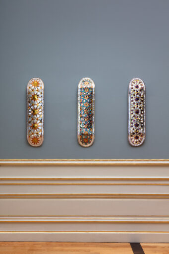 Leila Nazarian, ‘Mirrored Horizons, skateboards’, 2025, foto: Gerrit Schreurs