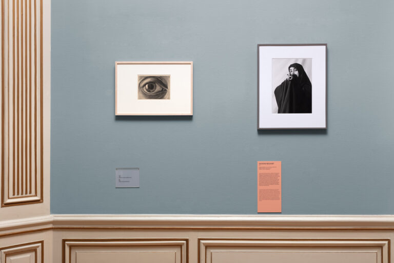 Links: M.C. Escher, ‘Oog’, 1946; rechts: Shirin Neshat, ‘Untitled’, uit de serie ‘Women of Allah’, 1994, foto: Gerrit Schreurs