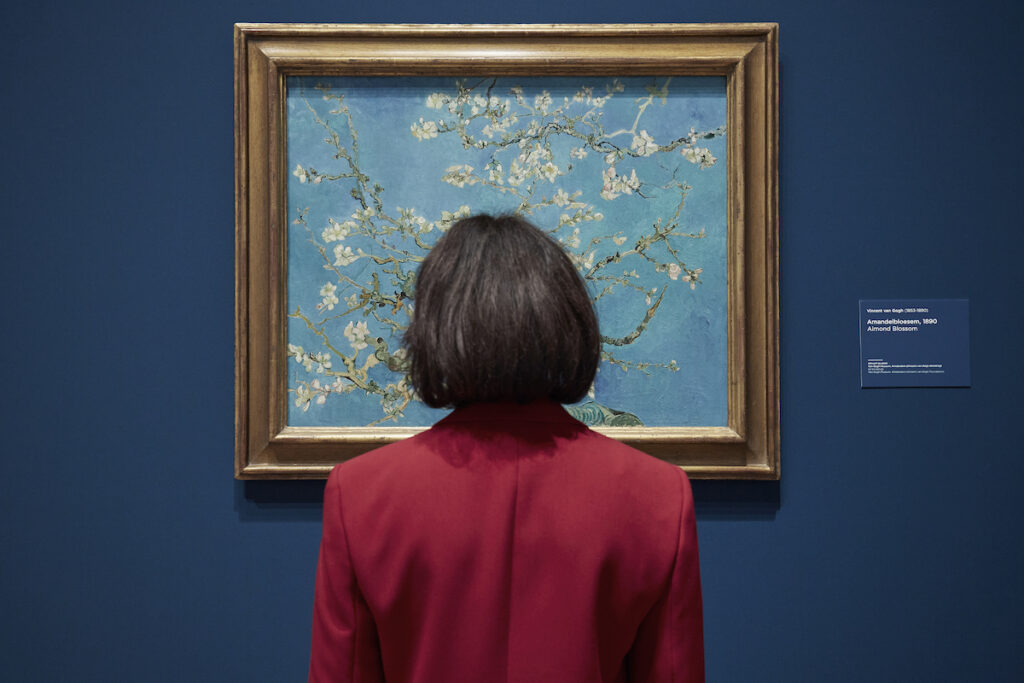 Zaaloverzicht met ‘Amandelbloesem’ van Vincent van Gogh, foto: Jelle Draper