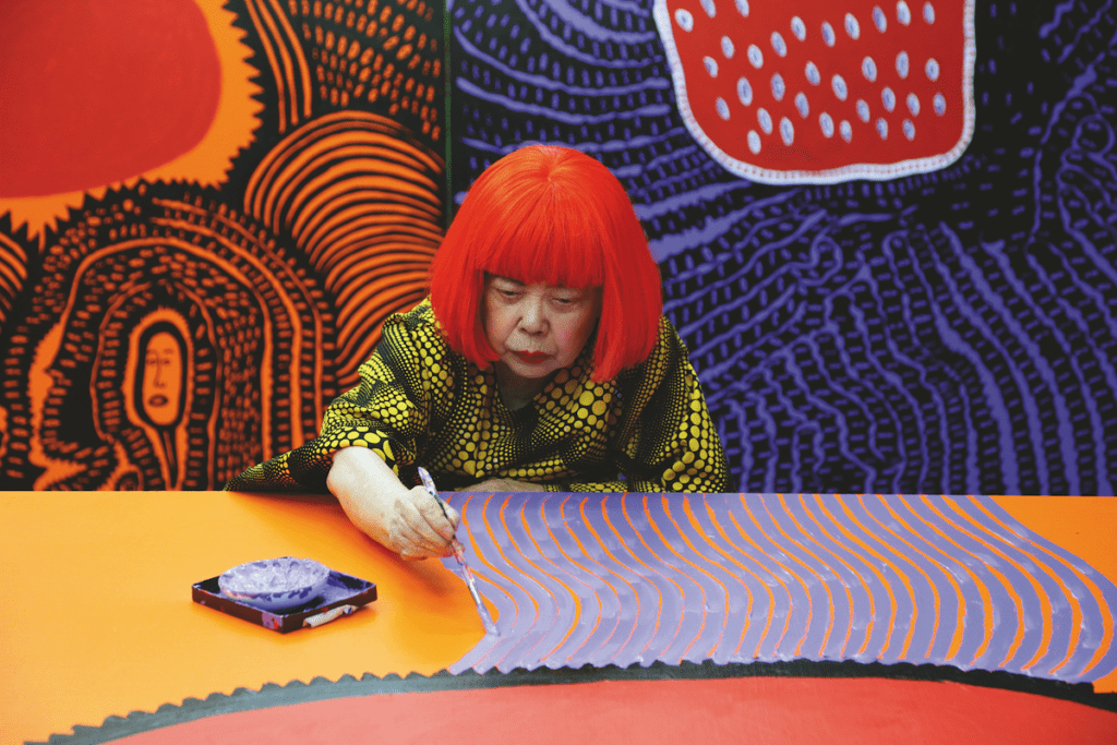Yayoi Kusama in 2017 aan het werk aan ‘My Eternal Soul’, 2009-21