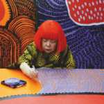 Yayoi Kusama in 2017 aan het werk aan ‘My Eternal Soul’, 2009-21