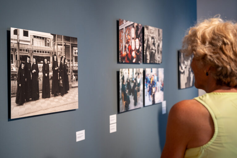 Zaaloverzicht ‘Heiligen & Helden – Iconische foto’s van Eddy Posthuma’, foto: Koos Sohns