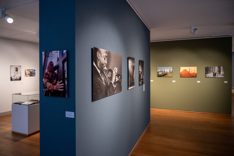 Zaaloverzicht ‘Heiligen & Helden – Iconische foto’s van Eddy Posthuma’, foto: Koos Sohns
