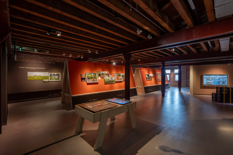 NL Fotomuseum Good Food Alles Foto Almicheal Fraay @Maikeljay 10 57a010 Zaaloverzicht ‘Good Food – Een reis door de wereld van voedsel en veerkracht’, foto: Maikel Jay