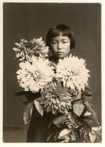 Yayoi Kusama toen ze ongeveer tien jaar oud was, ca. 1939