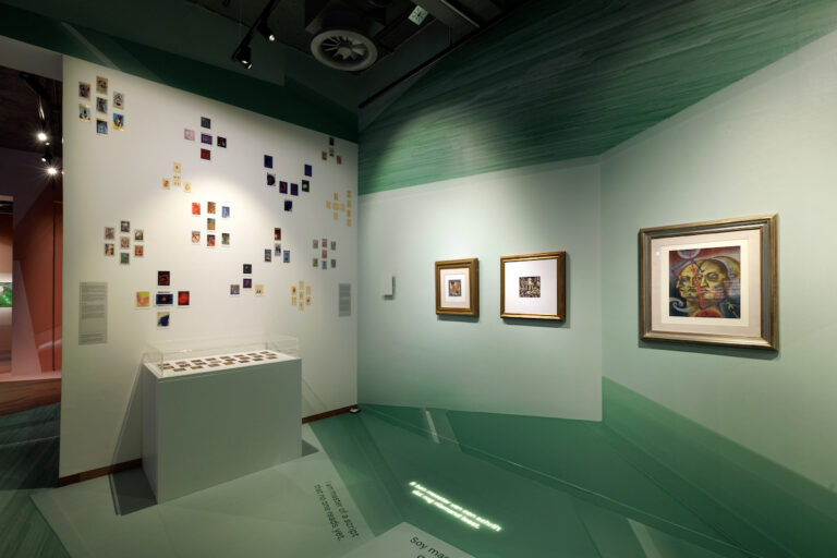 Zaaloverzicht ‘Leef surrealisme’, foto: Aad Hoogendoorn