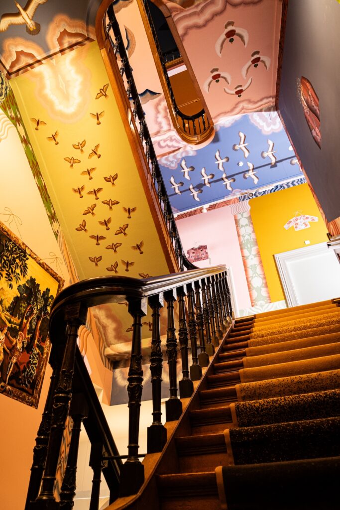 Trappenhuis van het vernieuwde Stedelijk Museum Kampen met werk van FreelingWaters, foto: Bestwerk