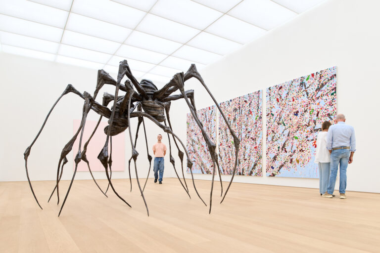 Louise Bourgeois, ‘Spider Couple’, 2004 en Damien Hirst, ‘Hidden Secret Blossom’, 2019, c/o Pictoright Amsterdam, 2026 in ‘Celebrating the Icons of Art’ in Museum Voorlinden, foto: Antoine van Kaam