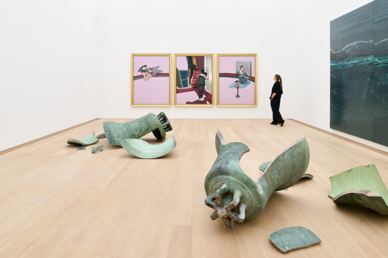 Latifa Echakhch, ‘Forever Do’, 2016 en ‘Forever Mib’, 2016 en Francis Bacon, ‘In Memory of George Dyer’, 1971, c/o Pictoright Amsterdam, 2026 en José Yaque, ‘Falla en al horizonte II’, 2015 in ‘Celebrating the Icons of Art’ in Museum Voorlinden, foto: Antoine van Kaam