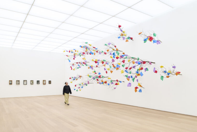 Pascale Marthine Tayou, ‘Plastic Tree C’ , 2014 en Joseph Cornell, untitled, 1957-1963, c/o Pictoright Amsterdam, 2026 in ‘Celebrating the Icons of Art’ in Museum Voorlinden, foto: Antoine van Kaam