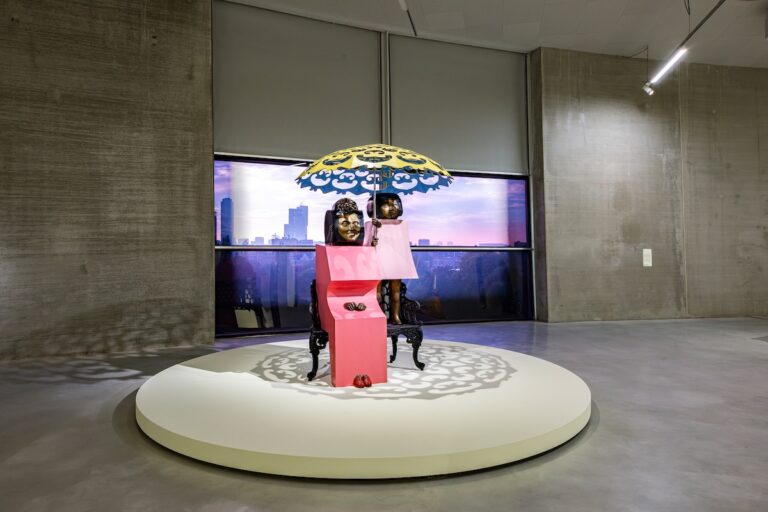 Tentoonstelling Marisol in het Depot van Museum Boijmans Van Beuningen 7731 Natascha Libbert Marisol, ‘Mi Mamá y Yo’, 1969, foto: Natascha Libbert