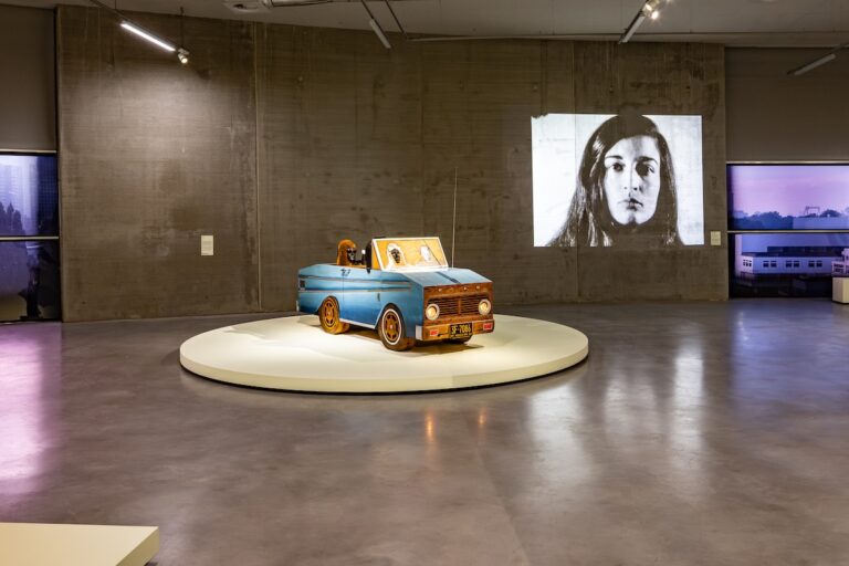 Tentoonstelling Marisol in het Depot van Museum Boijmans Van Beuningen 7761 Natascha Libbert Zaaloverzicht ‘Marisol’ met ‘The Car’, 1964, foto: Natascha Libbert