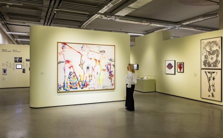 Tentoonstelling Marisol in het Depot van Museum Boijmans Van Beuningen 7765 Natascha Libbert Zaaloverzicht ‘Marisol’, foto: Natascha Libbert