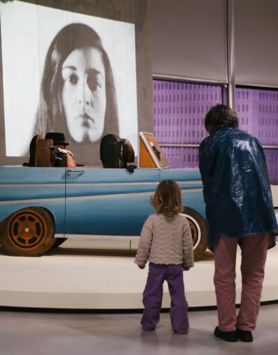 Tentoonstelling Marisol in het Depot van Museum Boijmans Van Beuningen, Rotterdam. ©Denzel Feurich 02 Zaaloverzicht ‘Marisol’ met ‘The Car’, 1964, foto: Denzel Feurich